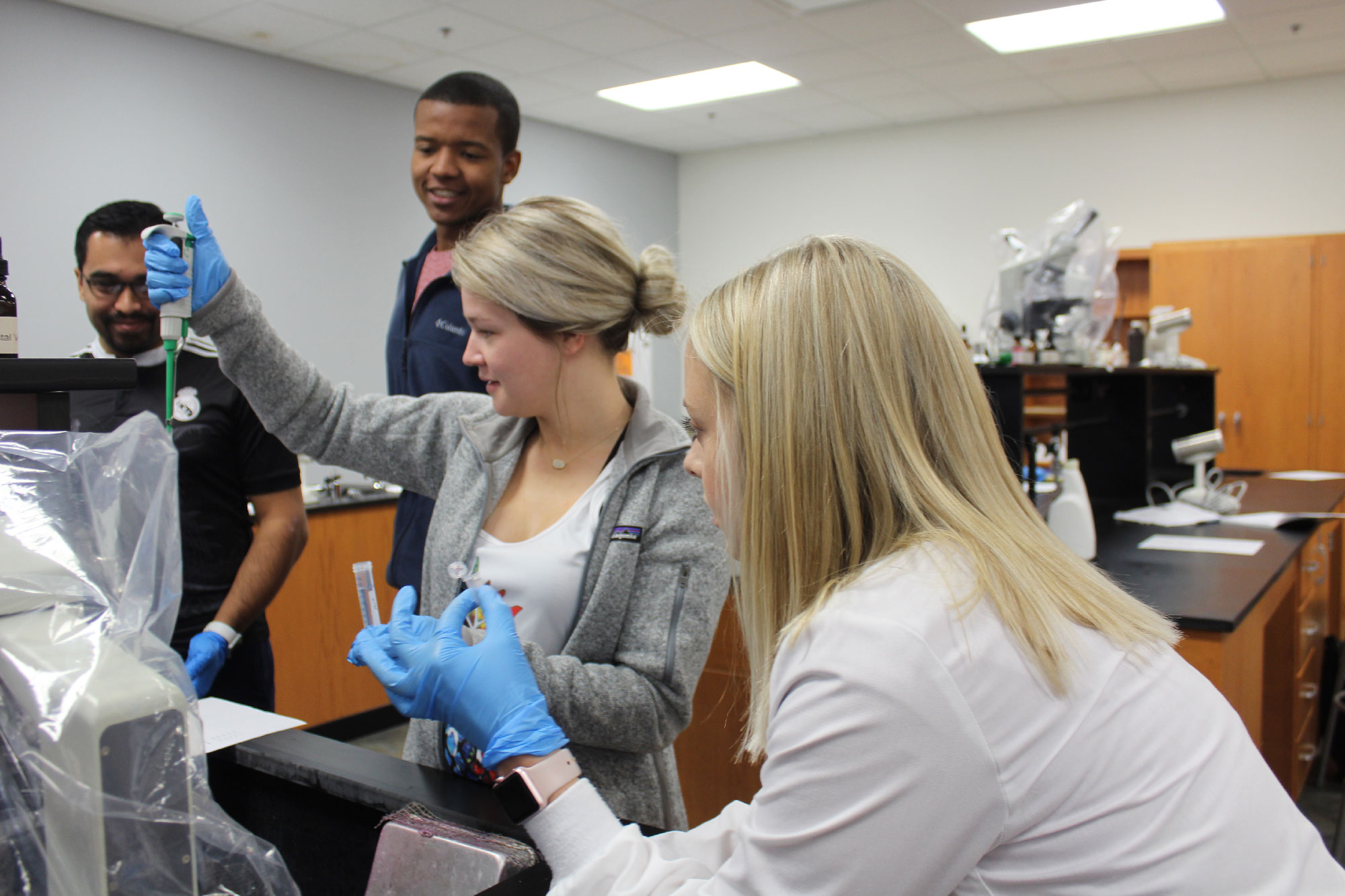 SGSC Students in classroom laboratory